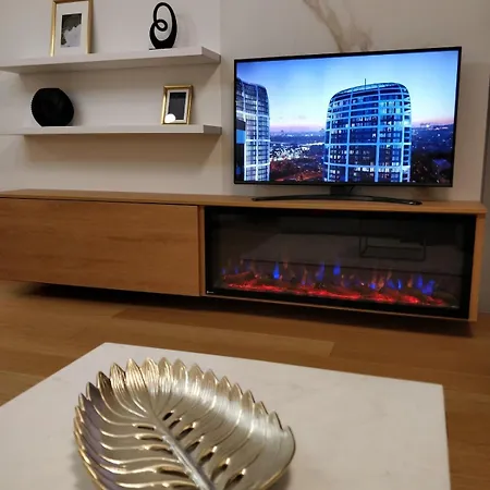 Διαμέρισμα 18th Floor Skyline View With Fireplace And Free Parking
